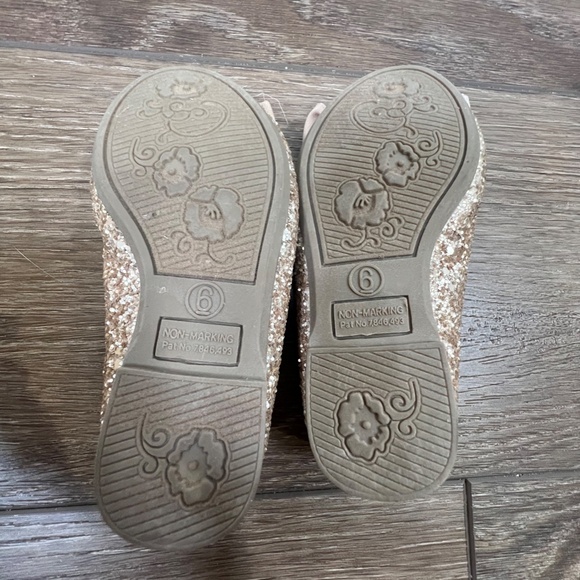 Cat & Jack Toddler Girls Gold Sparkle Bow Dress Shoes Size 6 - Picture 8 of 8